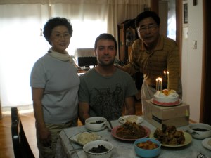 Con los Srs. Kim, tarta y comida abundante