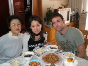 Sra. Kim y Myong Hee (mi nexo de comunicación con los padres