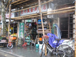 tienda caótica y sus andamios de bambú